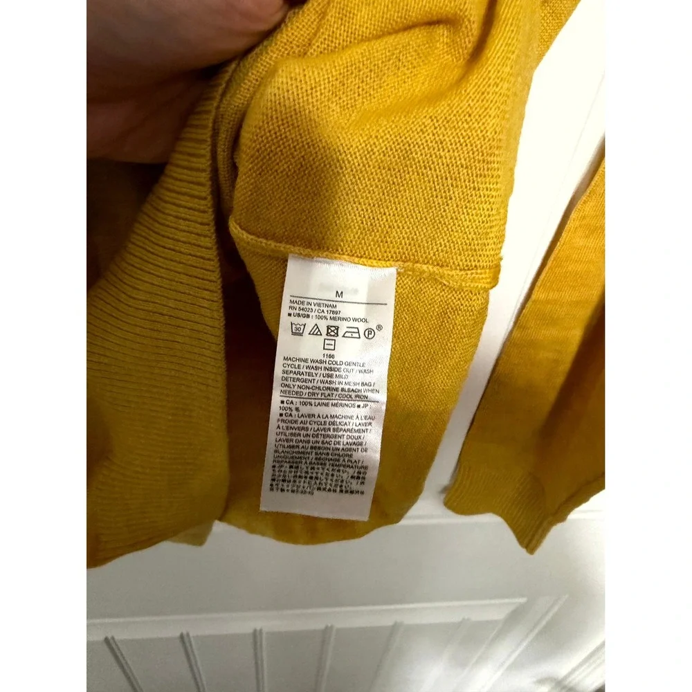 Banana Republic Sweater Mens Medium Mustard Yellow 100% Merino Wool Raglan Crew